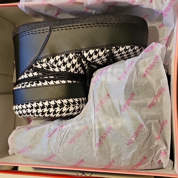 Women's Boots Size 6 - Picture 2 of 3